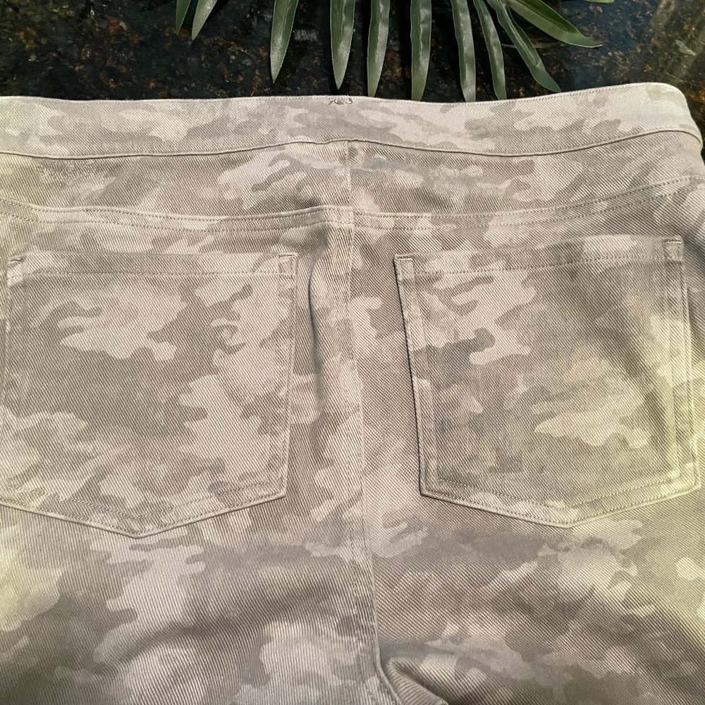 Spanx Camo Leggings - Large